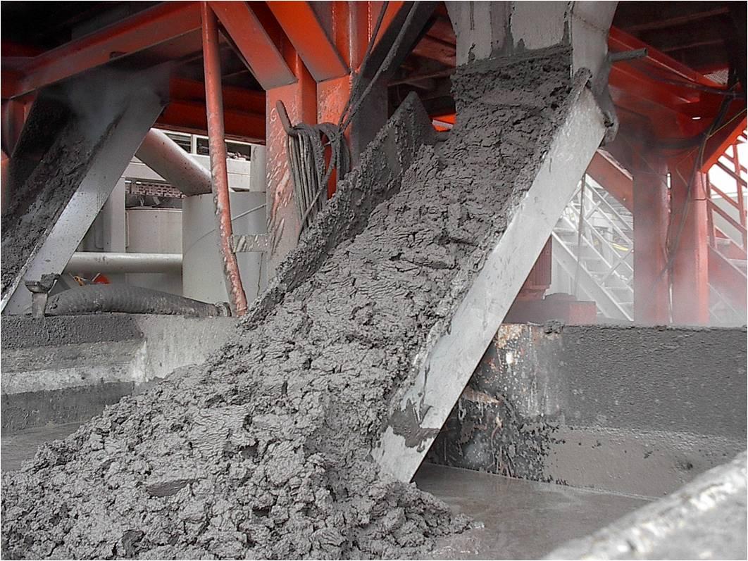 Centrifuge discharge during dewatering operation